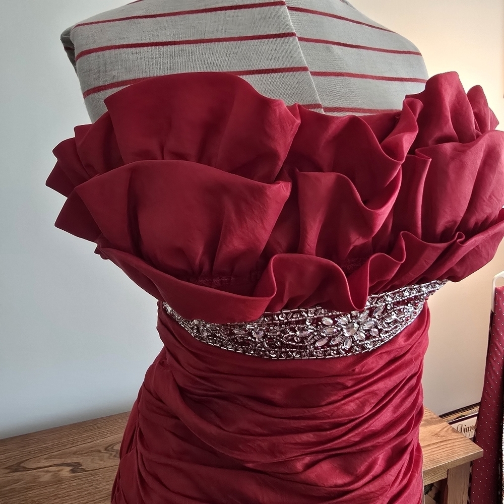 Tony Bowls Paris - Fabulous Red Strapless Vintage Gown with Ruffle Details - Picture 2 of 16
